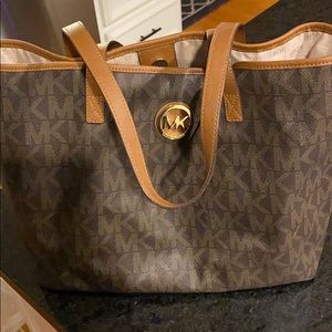 MAKE AN OFFER 🌟 Michael Kors Signature Tote!